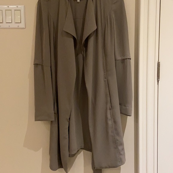 Babaton
Flowy Trench Coat size XXS
Fits XS and XXS - Picture 2 of 7